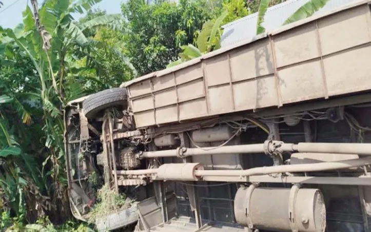 বরিশাল-ঢাকা মহাসড়কে নিয়ন্ত্রণ হারিয়ে বাস খাদে, শিশুসহ আহত ৫ 